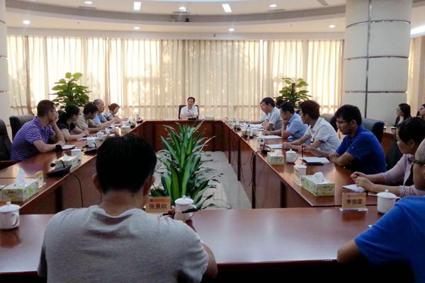 陆华忠主持召开青年（副）研究员座谈会