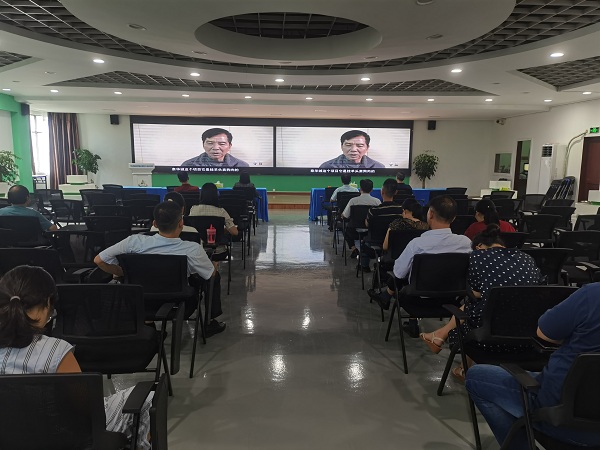 经信所组织观看警示教育片