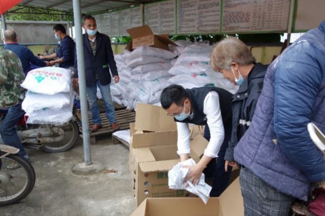 现场派发袋装捕食螨。 现场派发袋装捕食螨。