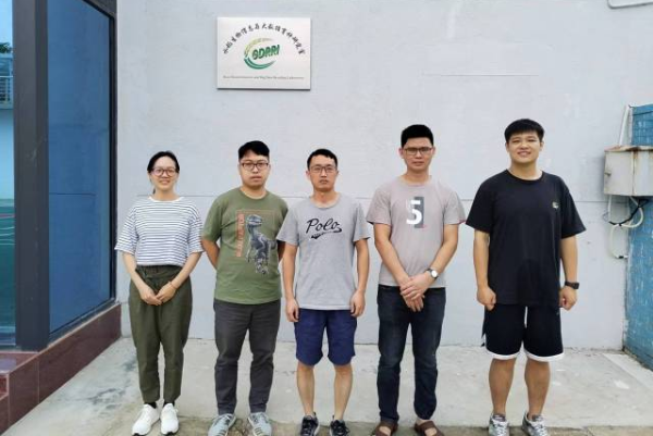 水稻生物信息与大数据育种研究室团队成员合影,右三为刘琦。 水稻生物信息与大数据育种研究室团队成员合影,右三为刘琦。