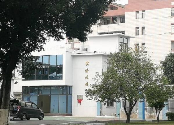 水稻生物信息与大数据育种研究室位于省农科院水稻所内的实验北楼。该楼还用于公共实验室及基因编辑等平台和学科建设。 水稻生物信息与大数据育种研究室位于省农科院水稻所内的实验北楼。该楼还用于公共实验室及基因编辑等平台和学科建设。