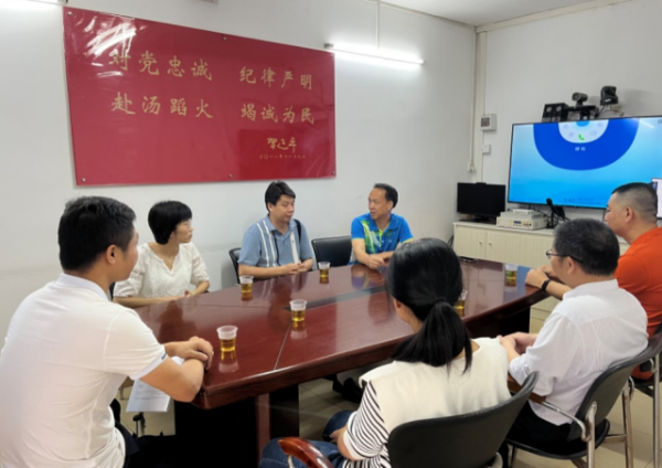 王晓飞专家一行在苹塘镇政府座谈交流。 王晓飞专家一行在苹塘镇政府座谈交流。