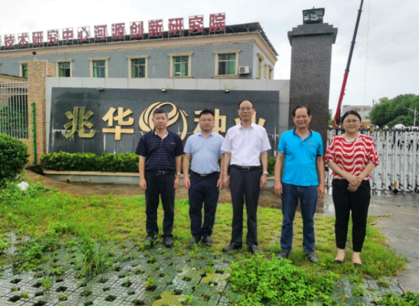 专家们与广东兆华种业有限公司董事长王华镇合影。 专家们与广东兆华种业有限公司董事长王华镇合影。