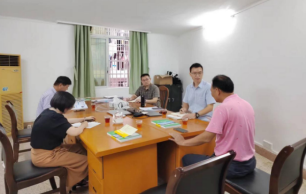 专家们跟当地农业管理部门领导一起座谈交流。 专家们跟当地农业管理部门领导一起座谈交流。