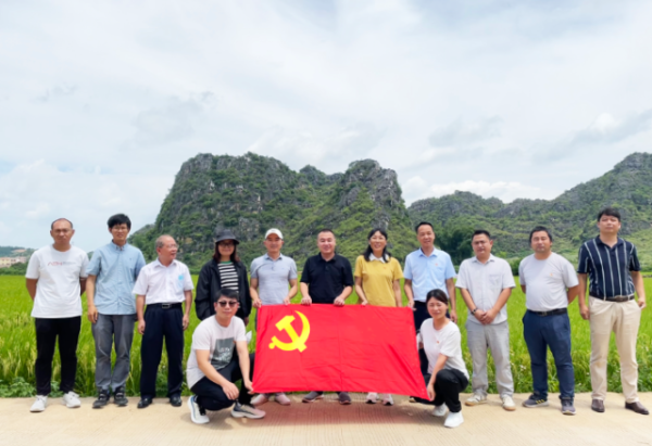 党建活动代表们现场合影。