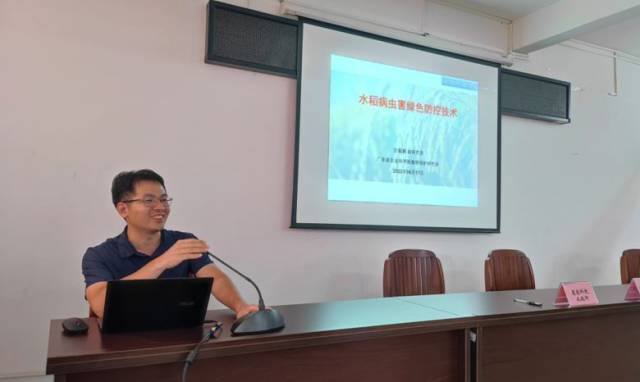 王福军副研究员作水稻“三控”施肥技术的专题报告。 王福军副研究员作水稻“三控”施肥技术的专题报告。