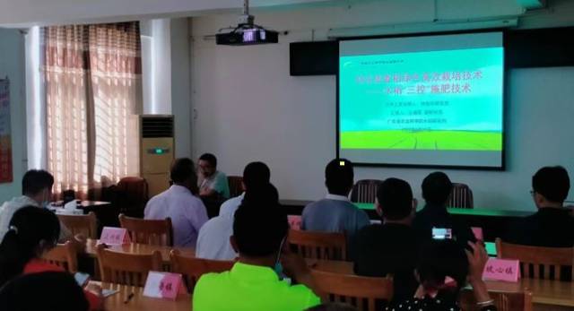 水稻生产技术培训现场。 水稻生产技术培训现场。