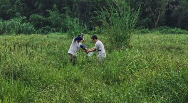 工作人员在现场随机取土样品。