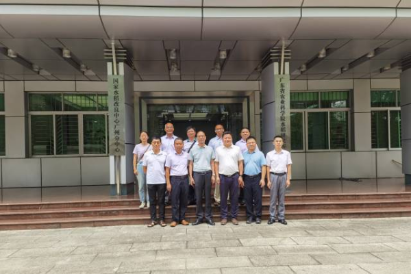 与会人员合影。 与会人员合影。