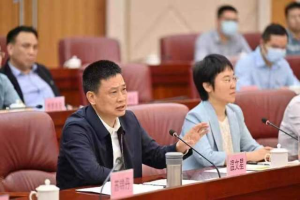 清远市市委副书记、市长温文星在会上讲话 清远市市委副书记、市长温文星在会上讲话