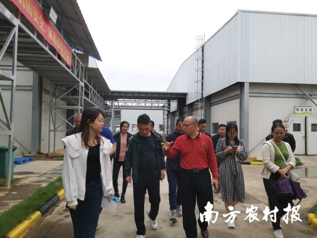 何焕清（前排左3）在韶关市星河生物科技有限公司指导交流