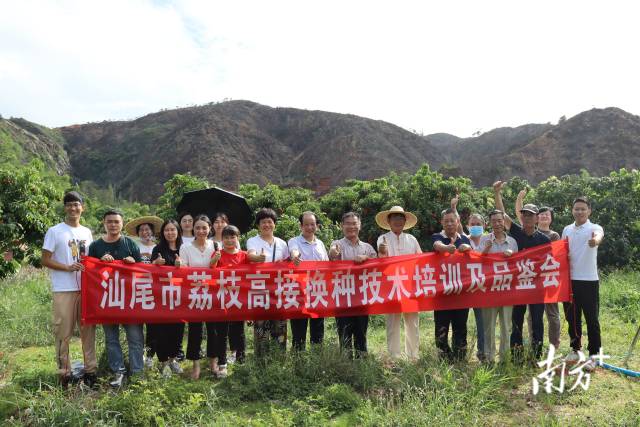 参加品鉴会人员合影。 参加品鉴会人员合影。