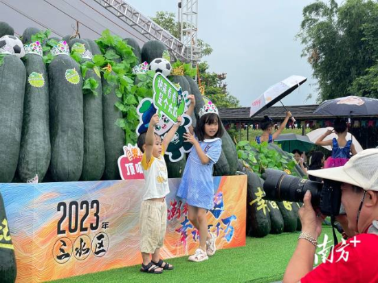 小朋友与参赛冬瓜合影。南方+ 邵一弘 摄 小朋友与参赛冬瓜合影。南方+ 邵一弘 摄