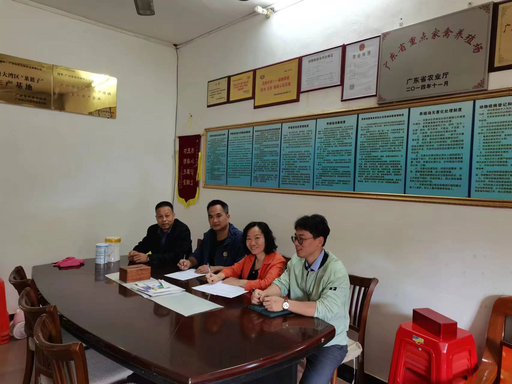 1215动卫所到对接企业开展家禽养殖科技服务_3