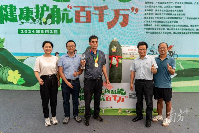 “铁柱2号”冬瓜研究团队与获奖“冬瓜王”及瓜农合影。 “铁柱2号”冬瓜研究团队与获奖“冬瓜王”及瓜农合影。